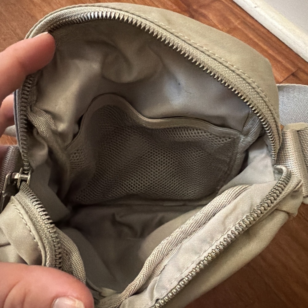 lululemon Wunderlust Crossbody Bag Mint Sage Green Adjustable Strap Silver Clasp - Picture 8 of 9